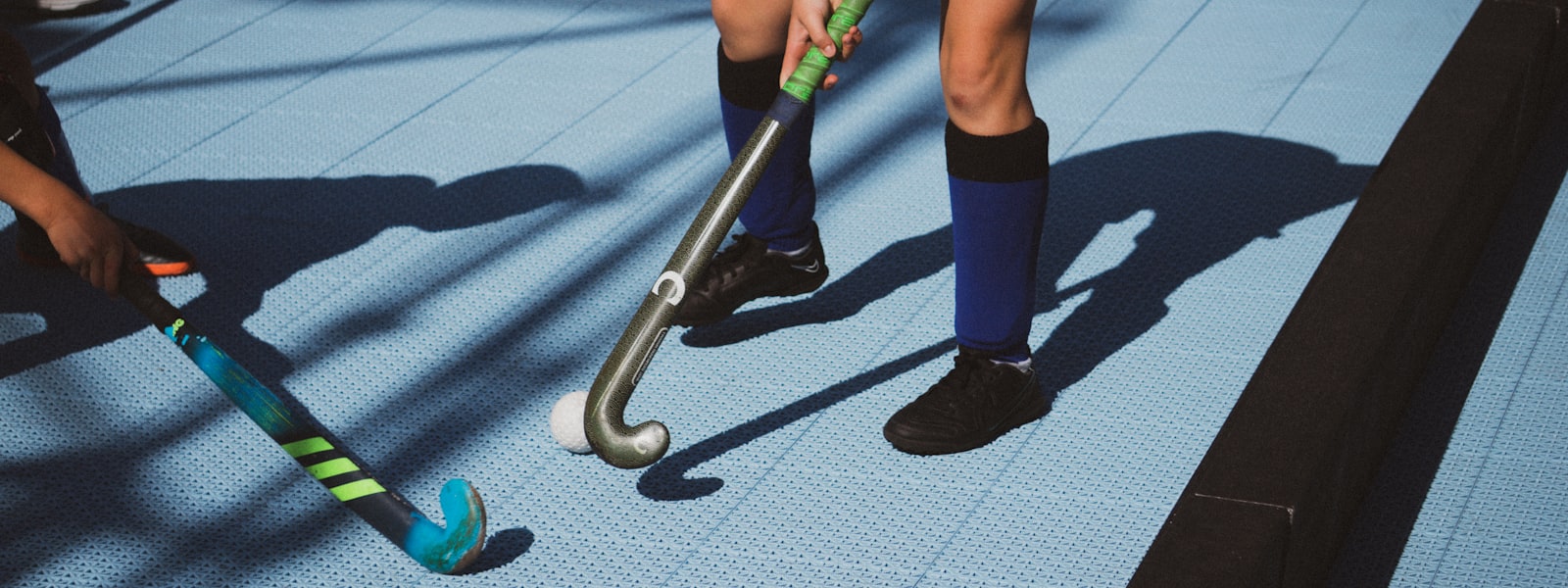 Terrain de hockey sur gazon pendant un match