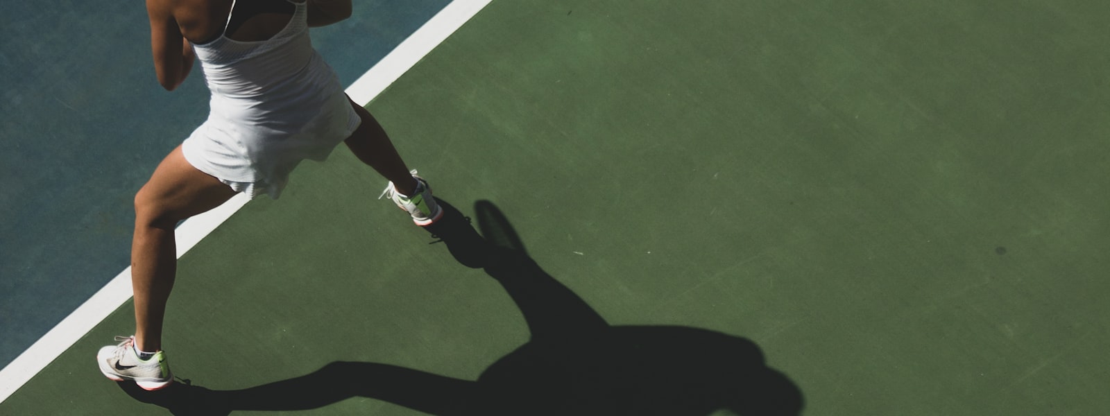 Court de tennis vu en plongée pendant un échange