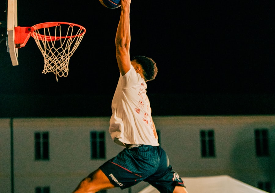 Joueur de basket au lay-up sous le panneau